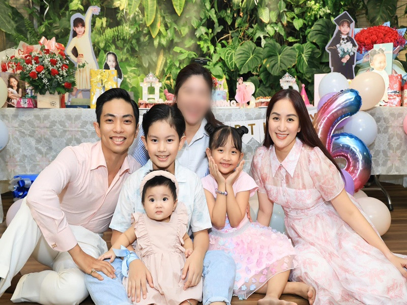 Gia đình Khánh Thi thường mặc đồng điệu trong những dịp kỷ niệm.