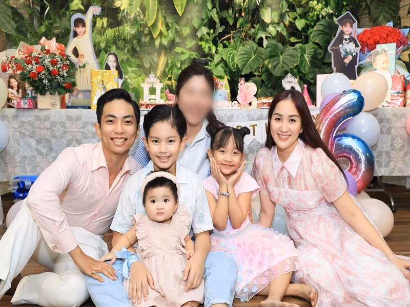 Gia đình Khánh Thi thường mặc đồng điệu trong những dịp kỷ niệm.