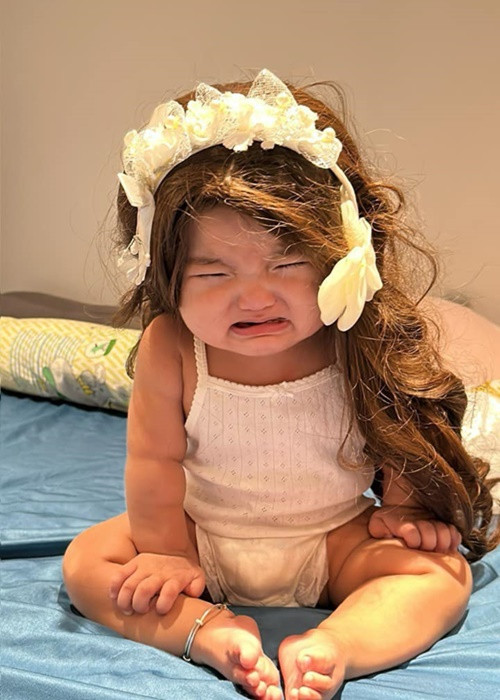 Bé Lisa có nhiều biểu cảm hài hước, "đốn tim" cư dân mạng.