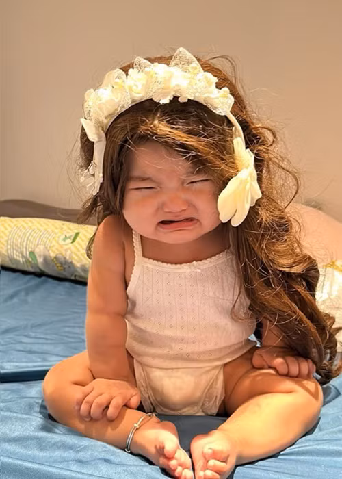 Bé Lisa có nhiều biểu cảm hài hước, "đốn tim" cư dân mạng.