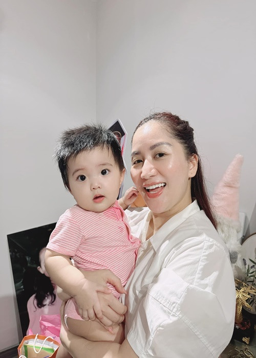 Con gái út của Khánh Thi sở hữu làn da trắng hồng, đôi mắt to tròn.