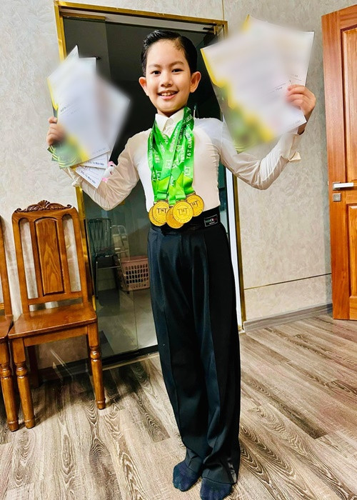 Kubi kháu khỉnh, là bản sao nhí của bố. Ngoài ra, con trai Khánh Thi còn có năng khiếu khiêu vũ thể thao, đạt nhiều giải thưởng trong và ngoài nước.