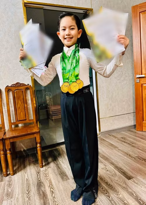 Kubi kháu khỉnh, là bản sao nhí của bố. Ngoài ra, con trai Khánh Thi còn có năng khiếu khiêu vũ thể thao, đạt nhiều giải thưởng trong và ngoài nước.