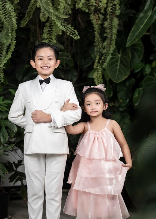 Khánh Thi chia sẻ, lúc mới một tuổi, do ít biểu cảm tươi vui, bé Anna hay bị cả nhà trêu chọc là "cô bé thần sầu". Từ khi lên hai tuổi, cô nhóc bắt đầu hay cười, cởi mở nhưng vẫn có một chút kiêu sa như "mợ chảnh".