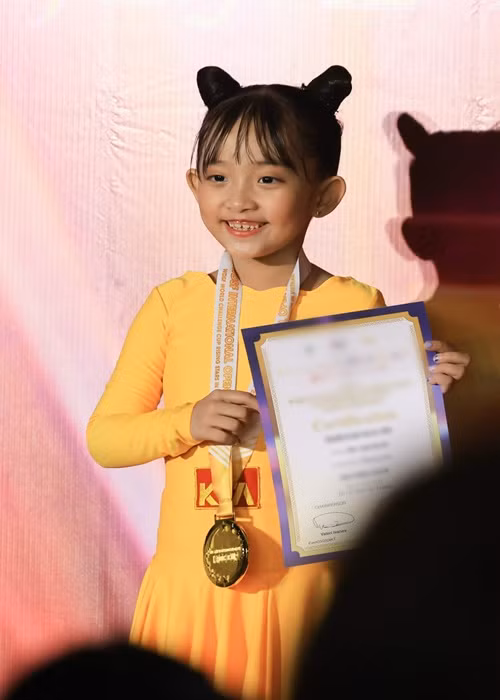 Bé Anna cũng có đam mê khiêu vũ thể thao giống bố mẹ và anh trai.