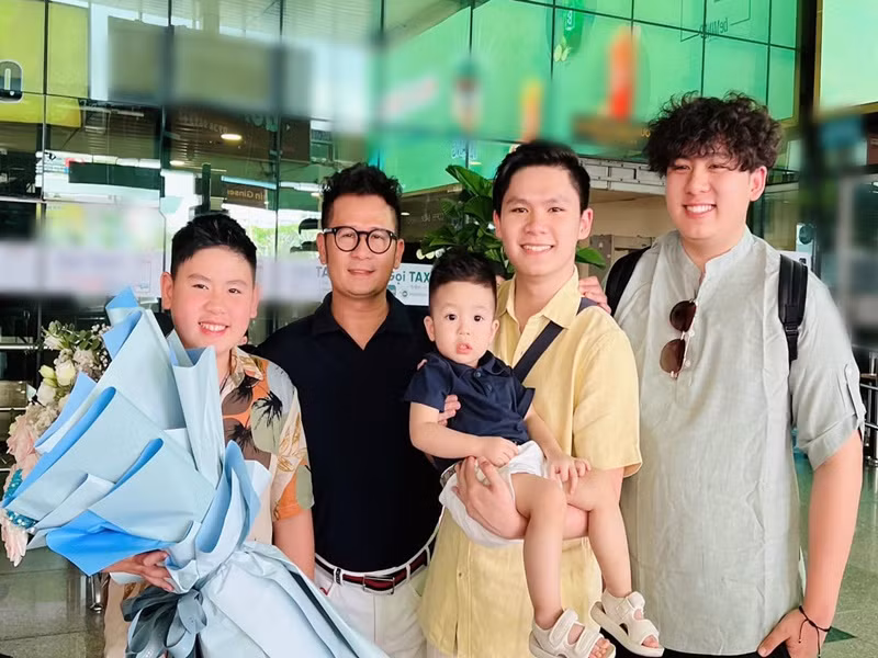 “Bằng Kiều phải chọn lựa giữa việc quay về Mỹ để dự lễ ra trường của Beckam hoặc ở lại Việt Nam để chào đón sự ra đời của Benly. Nếu về Mỹ thì khi quay lại Việt Nam, anh sẽ phải bị cách ly 21 ngày, như vậy sẽ không có mặt kịp cho Benly. Đó là một sự lựa chọn và một quyết định không hề dễ cho người làm cha”, vợ cũ Bằng Kiều chia sẻ. Ảnh: FB Bằng Kiều.