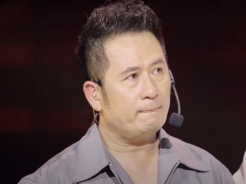 Trong tập mới nhất của Anh trai vượt ngàn chông gai, Bằng Kiều cho biết, vì vướng lịch ghi hình chương trình, anh không thể có mặt trong lễ tốt nghiệp lớp 12 của con trai thứ hai Colin. Ảnh: VOV.