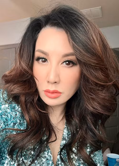 Theo Trizzie Phương Trinh, các con chưa bao giờ hờn trách Bằng Kiều. “Các con có thương, có hiểu cho bố hay không là do ở người mẹ. Nếu mẹ nói bố tốt thì bố luôn luôn tốt trong tâm trí của chúng. Nếu mẹ nói bố xấu thì bố là người xấu trong mắt của chúng”, nữ ca sĩ trải lòng. Ảnh: FB Trizzie Phương Trinh.