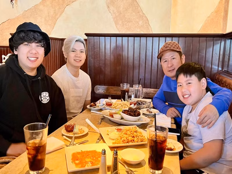 Trizzie Phương Trinh nói thêm: “Nhưng là một người cũng thương con không kém Bằng Kiều, có thể anh cũng đã rất đau lòng khi không thể có mặt cho con trai trong ngày quan trọng, một cột mốc trong cuộc đời của nó”. Ảnh: FB Bằng Kiều.