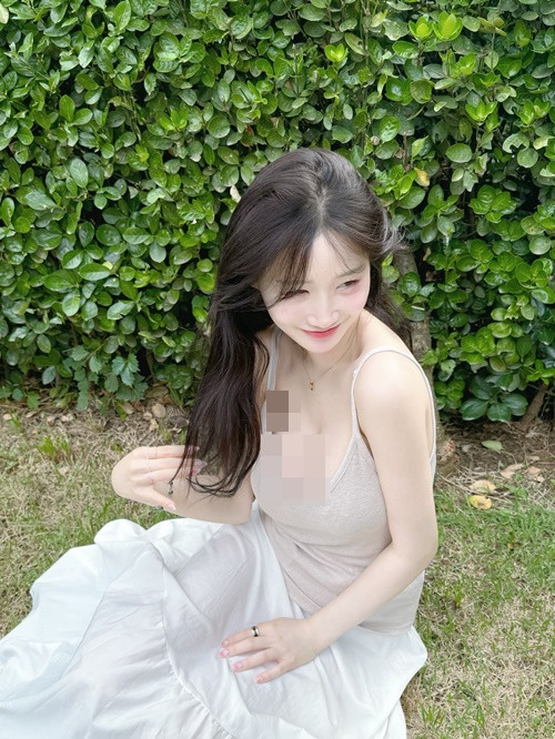 Tuy nhiên, một số fan cho rằng trang phục của hot girl "siêu vòng một" có phần hở hang.