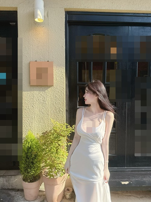 Asuna là một trong những hot girl thế hệ mới ở Hàn Quốc. Cô nàng có hơn 883.000 người theo dõi trên Instagram.