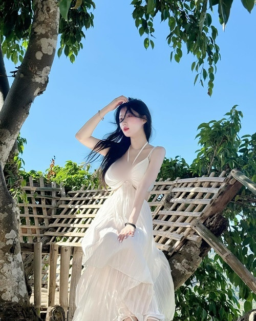 Cùng với thân hình gợi cảm, hot girl người Hàn Quốc sở hữu gương mặt đẹp ngọt ngào.