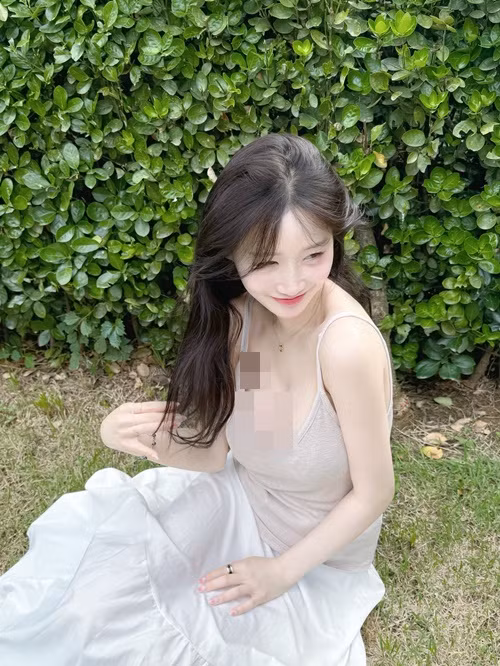 Tuy nhiên, một số fan cho rằng trang phục của hot girl "siêu vòng một" có phần hở hang.