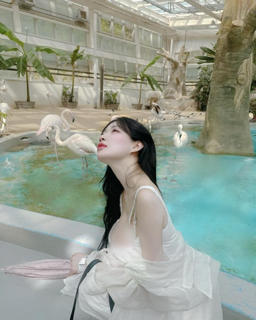 Asuna liên tục mặc trang phục khoe vòng một khi đi du lịch, ra ngoài dạo chơi.