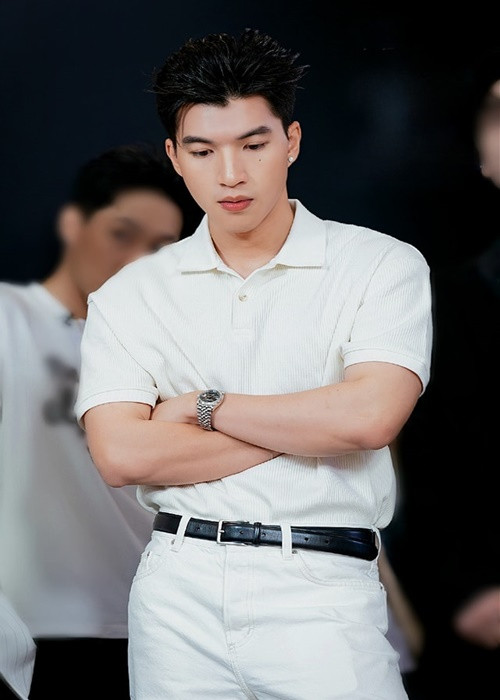 Phong cách trên sân khấu cũng là gu thời trang đời thường của HIEUTHUHAI. Ảnh: FBNV.