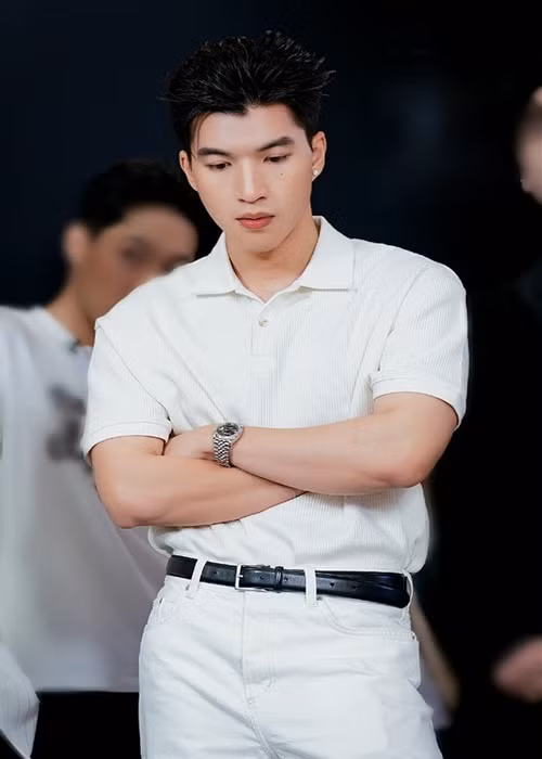 Phong cách trên sân khấu cũng là gu thời trang đời thường của HIEUTHUHAI. Ảnh: FBNV.