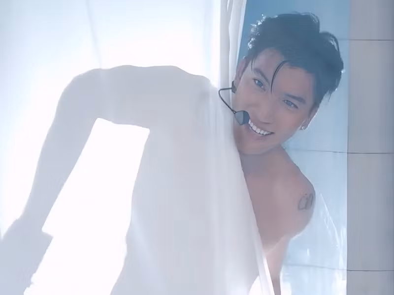 Mới đây, trong tập 4 chương trình Anh trai say hi, rapper HIEUTHUHAI gây chú ý khi kéo rèm để vai trần. Ảnh: Vietnamnet.