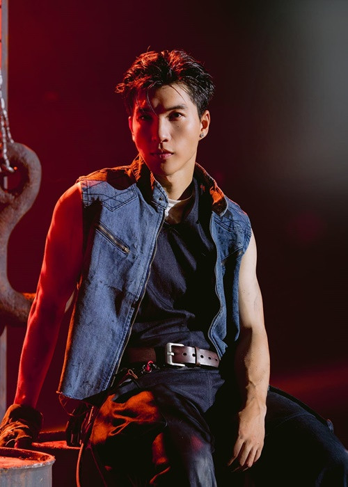 "Những trang phục tôi mặc trên sân khấu cũng là kiểu đồ thường dùng khi tôi đi học. Tôi muốn là chính mình và thể hiện đúng cá tính trên sân khấu", Znews dẫn lời nam ca sĩ. Ảnh: FBNV.