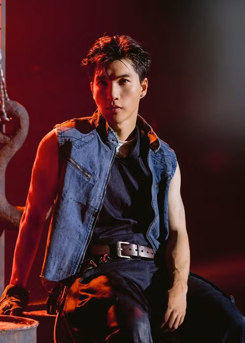 "Những trang phục tôi mặc trên sân khấu cũng là kiểu đồ thường dùng khi tôi đi học. Tôi muốn là chính mình và thể hiện đúng cá tính trên sân khấu", Znews dẫn lời nam ca sĩ. Ảnh: FBNV.