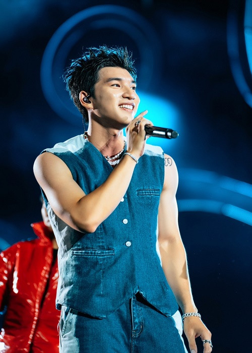 HIEUTHUHAI chia sẻ trên Tổ Quốc về ngoại hình của mình: “Tôi khẳng định luôn tôi không thể nào đẹp trai nhất được, tôi chỉ ưa nhìn 60 - 70% thôi còn gọi đẹp trai thì Việt Nam có rất nhiều nghệ sĩ như thế”. Ảnh: FBNV