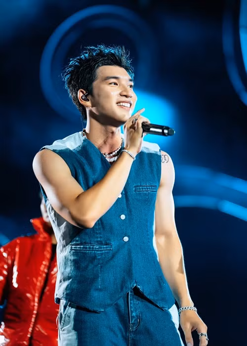 HIEUTHUHAI chia sẻ trên Tổ Quốc về ngoại hình của mình: “Tôi khẳng định luôn tôi không thể nào đẹp trai nhất được, tôi chỉ ưa nhìn 60 - 70% thôi còn gọi đẹp trai thì Việt Nam có rất nhiều nghệ sĩ như thế”. Ảnh: FBNV