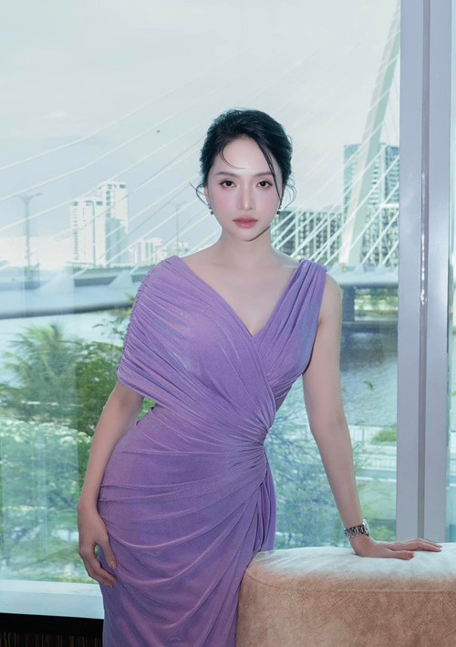 Hương Giang Idol thành lập công ty giải trí vào năm 2019. Nữ ca sĩ chia sẻ, ban đầu, cô chỉ nghĩ rằng việc thành lập công ty là để quản lý bản bản. Sau đó, Hương Giang quyết định biến đổi công ty từ quản lý cá nhân thành sản xuất chương trình truyền hình thực tế. Ảnh: FB Hương Giang.