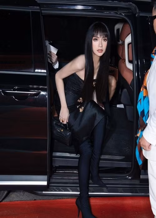 Năm 2020, Hương Giang tậu xe sang khoảng 8 tỷ đồng. Trước đó, vào năm 2018, cô tậu 3 chiếc xe hơi có tổng giá trị khoảng hơn 8 tỷ đồng. Ảnh: FB Hương Giang.