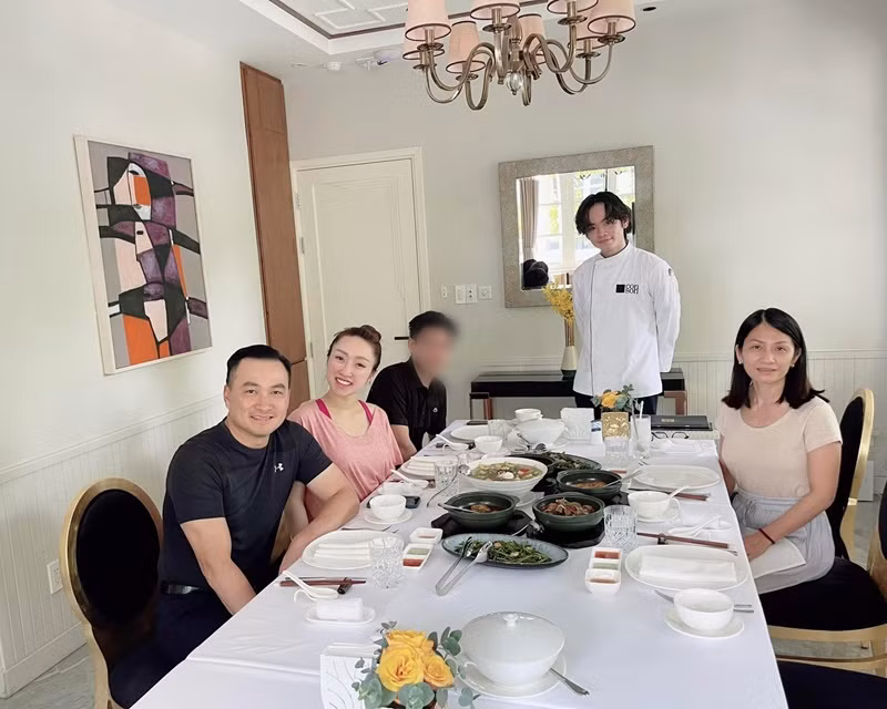 Gia Cát từng chia sẻ về Lý Thùy Chang. "Tôi thấy bạn gái mới của ba là một người tốt, cô ấy cũng quan tâm, lo lắng đến việc học, đời sống của tôi. Nếu mẹ có người mới, tôi cũng thấy thoải mái, vì tôi lớn rồi, chỉ cần ba mẹ hạnh phúc là đủ”, Gia Cát cho hay.