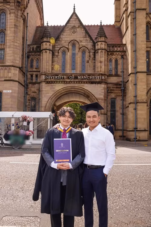  Diễn viên Chi Bảo vừa khoe con trai Gia Cát tốt nghiệp loại giỏi ngành luật của Đại học Manchester (Anh).