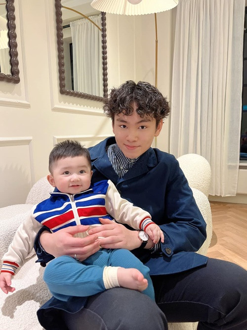 Gia Cát rất yêu thương, chiều chuộng em trai cùng cha khác mẹ tên Gia Khang.