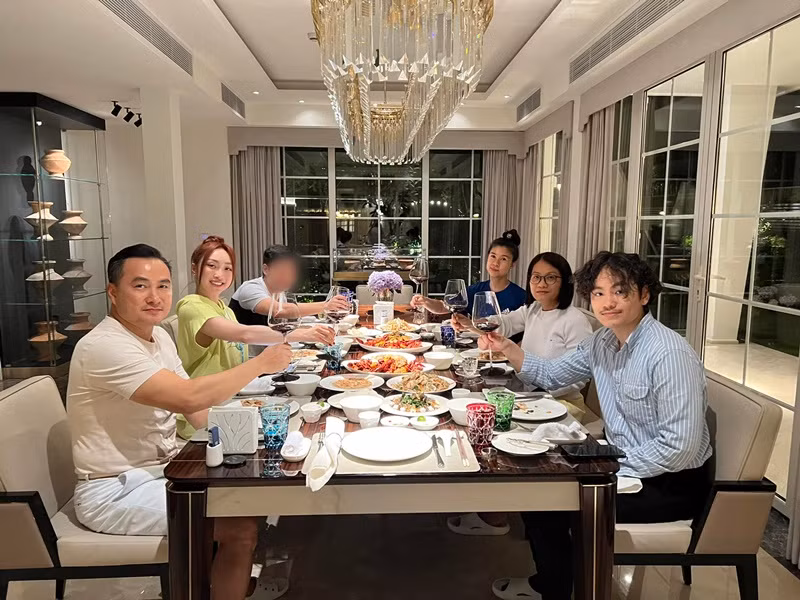 Con trai riêng và vợ cũ của Chi Bảo có những buổi ăn uống cùng Lý Thùy Chang.