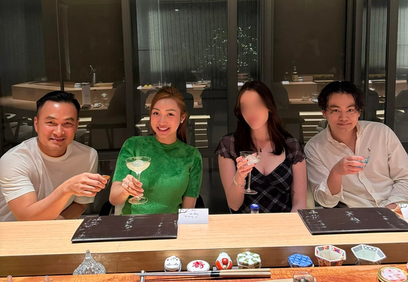 Gia Cát còn đưa bạn gái ngoại quốc đi ăn uống, du lịch cùng bố và mẹ kế.