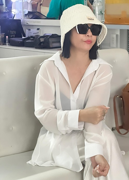 Cát Phượng chia sẻ, cô được nghệ sĩ Việt Hương tài trợ ca "dao kéo" lần này.