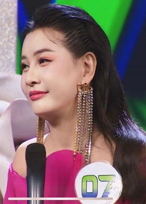 Cát Phượng chia sẻ, ngoài chăm sóc da, cô còn giữ tin thần vui vẻ để giữ vẻ tươi trẻ.