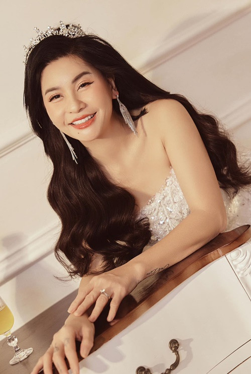 Cát Phượng làm mẹ đơn thân nhiều năm qua. Hiện tại, cô yêu xa một Việt kiều ở Mỹ.