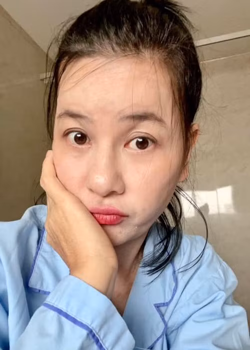 Gương mặt của Cát Phượng trước khi cắt mí.