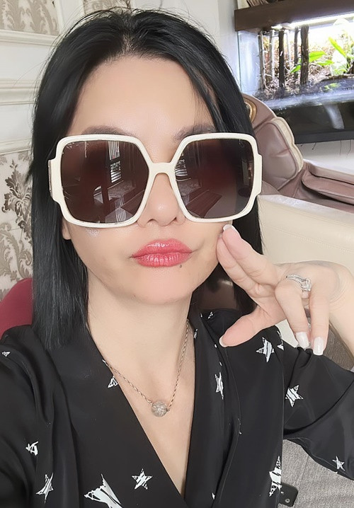 Gần 1 tháng qua, Cát Phượng thường đeo kính để che đôi mắt vẫn còn sưng.