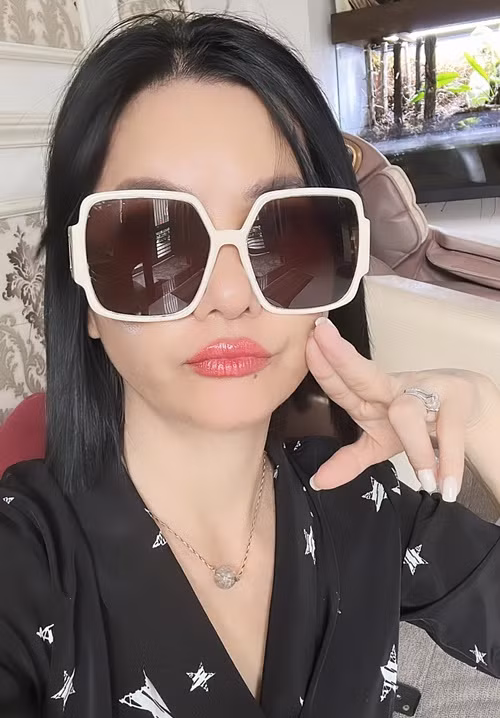 Gần 1 tháng qua, Cát Phượng thường đeo kính để che đôi mắt vẫn còn sưng.