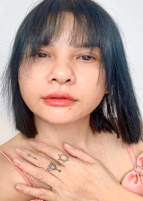 Mới đây, thông tin Cát Phượng phẫu thuật thẩm mỹ gây chú ý. Nữ diễn viên cắt mí vào đầu tháng 7. “Mắt Cát vẫn còn sưng, còn đỏ ở mí và sẹo mí dưới”, cô cho biết.