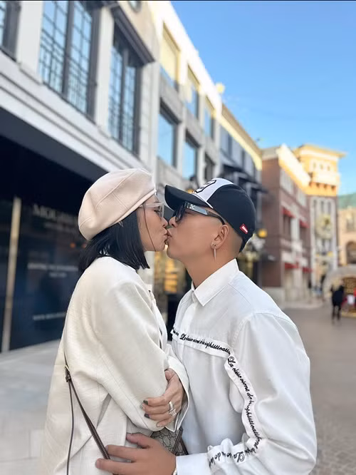 Vợ chồng Đài Trang vẫn mặn nồng như ngày mới yêu dù kết hôn được hơn một thập kỷ. Ảnh: FBNV.