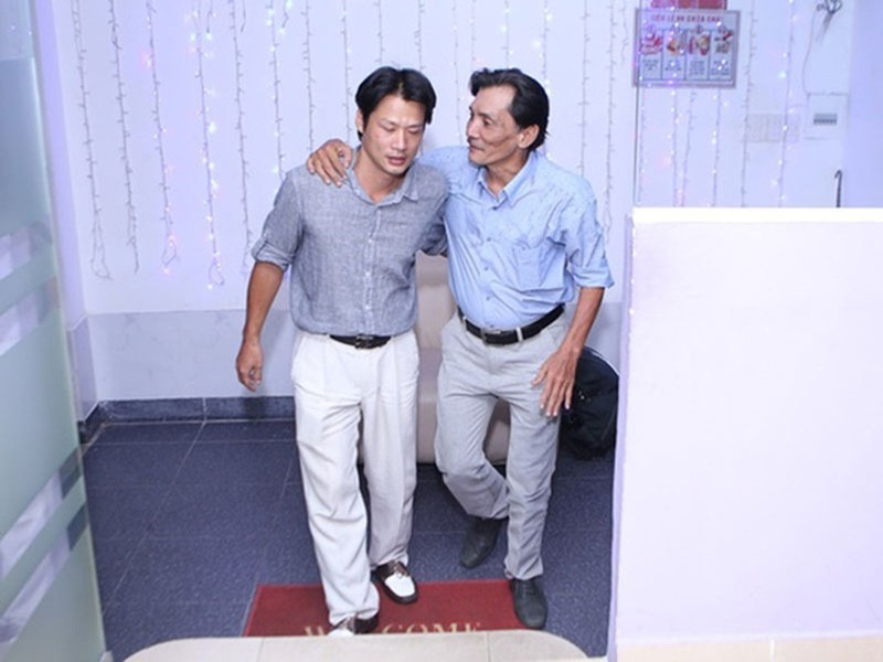 Tuy nhiên, gia cảnh vợ chồng Thanh Tùng rất khó khăn. Ngoài ra, hai cha con Thương Tín tính cách trái ngược nhau nên không thể sống chung một nhà. Ảnh: Znews.