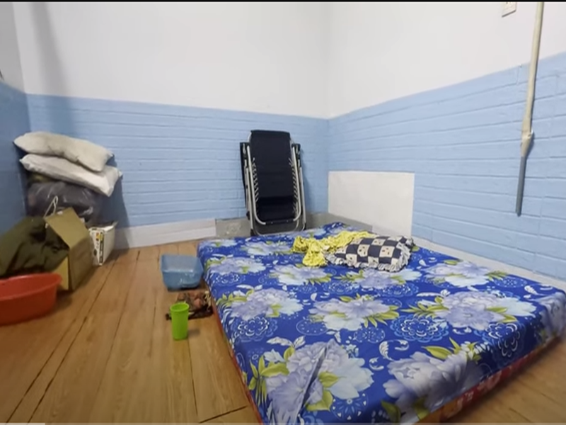 Căn phòng ngủ khá đơn sơ của Thương Tín. Ảnh: Youtube.