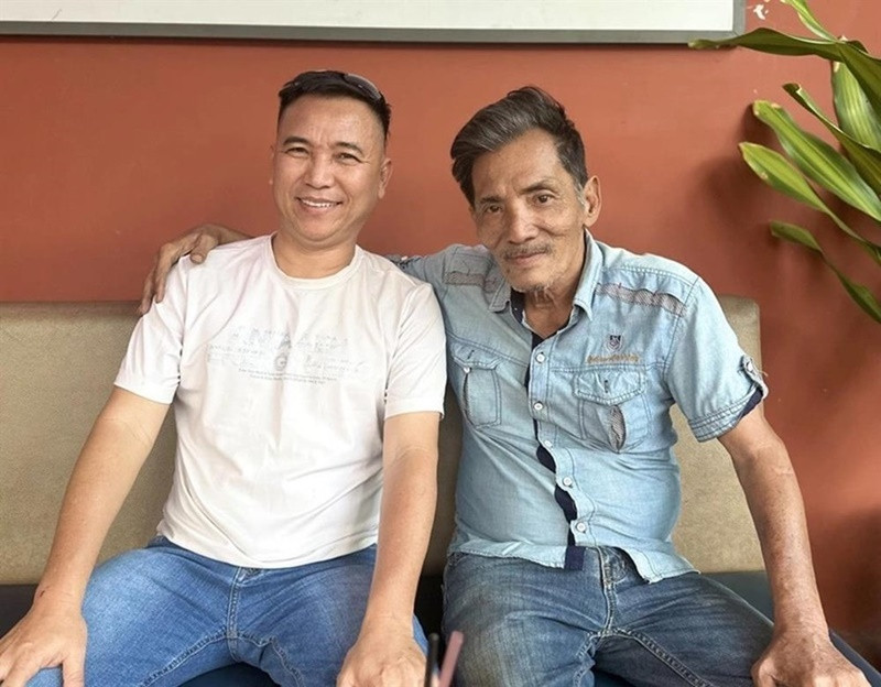 Nhạc sĩ Tô Hiếu vừa đến thăm Thương Tín dù cả hai từng có những chuyện không vui. Ảnh: Gia Đình Việt Nam.