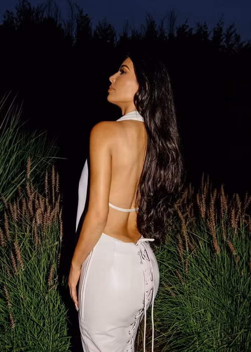 Dù từng 4 lần sinh nở, ở tuổi 44, Kim Kardashian vẫn giữ được thân hình săn chắc, gợi cảm. Ảnh: FB Kim Kardashian.