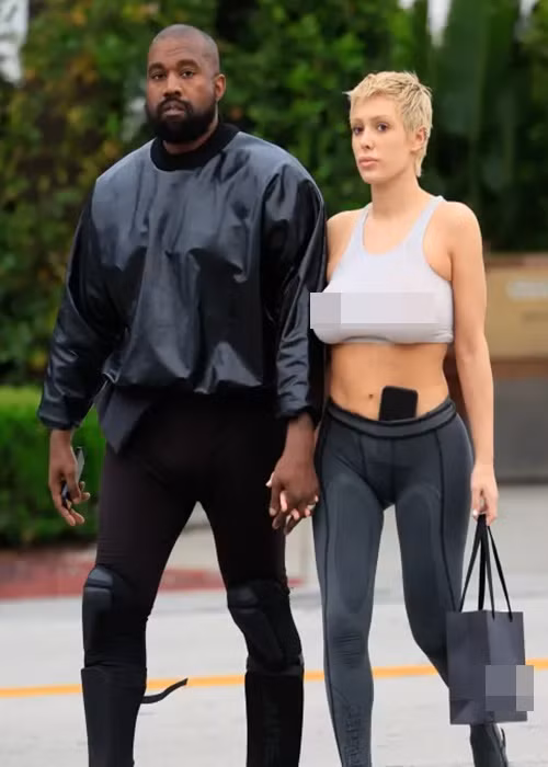 Phong cách thời trang của vợ Kanye West gây tranh cãi bởi cô liên tục mặc hở hang nơi công cộng. Ảnh: Getty.