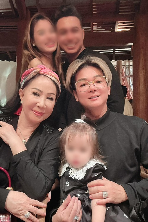 Vợ hơn tuổi của Vũ Hà không may 3 lần bị sảy thai, phải cắt hết buồng trứng. Vì vậy, vợ chồng Vũ Hà nhận nuôi một người cháu.