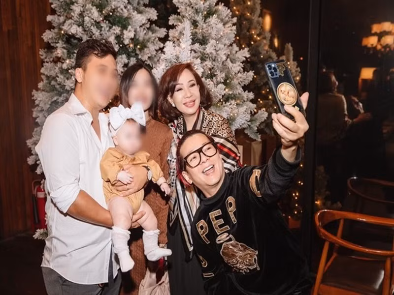 "Dù cho có chán cách mấy, tôi cũng cố gắng hâm nóng tình cảm bằng nhiều cách như: đi xem phim, du lịch…", nam ca sĩ chuyên giả gái cho hay.