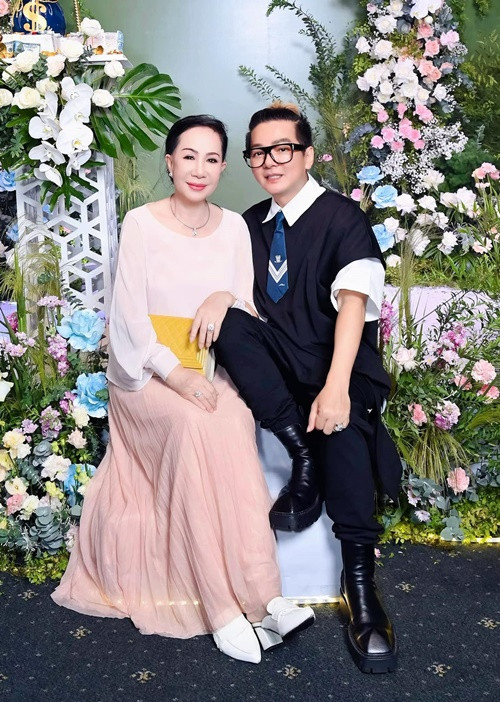 Khi kết hôn, Vũ Hà 24 tuổi, làm thợ cắt tóc và mới tập tành đi hát. Trong khi đó, vợ Vũ Hà là một ca sĩ có chút tên tuổi.