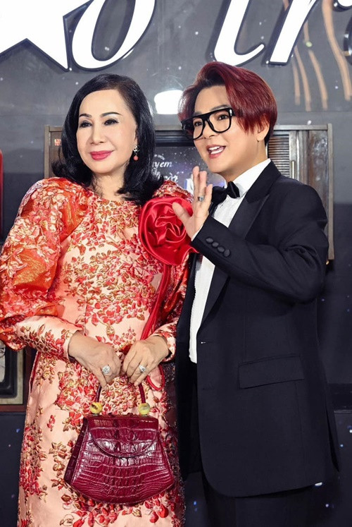 Mỗi dịp sinh nhật, 8/3 hay 20/10, Huyền Vân không thích quà mà chỉ thích tiền mặt. Vì vậy, Vũ Hà chiều theo mong muốn của người bạn đời.