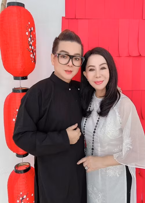 Vũ Hà hết mực chiều chuộng Huyền Vân. Nam ca sĩ sẵn sàng chia sẻ mọi công việc nhà như rửa chén, nấu ăn với vợ.